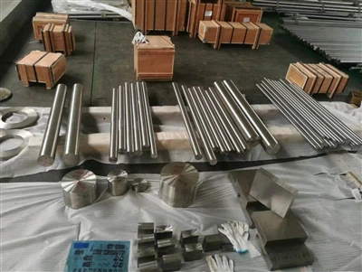 Různé specifikace výkovků z titanové slitiny připravené k dodání